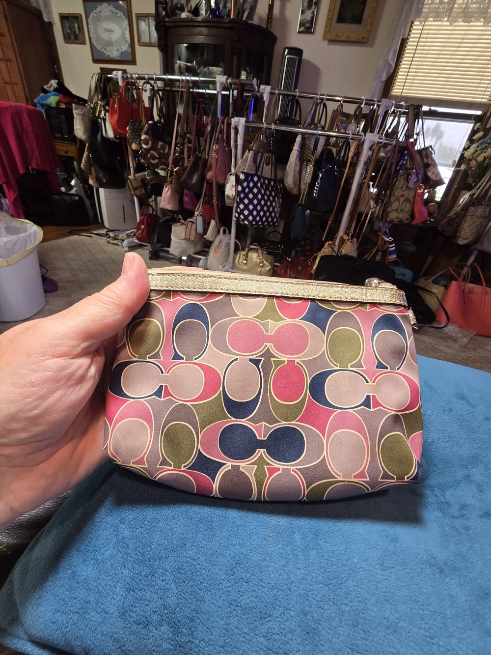 Coach Multicolor Scarf Signature Satin Wristlet w Gold Trim Great Condition 7.5L - Picture 7 of 9